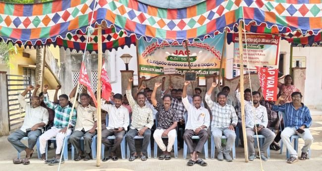  పి.గన్నవరంలో 28వ రోజుకు చేరిన వీఆర్ఏల నిరసన: పే-స్కేల్ అమలు చేసేవరకు సమ్మె విరమించేది లేదని హెచ్చరిక!