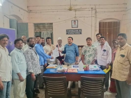 తహసీల్దార్ కందుల కుశరాజుకు వినతి పత్రం అందించిన రేషన్ డీలర్లు