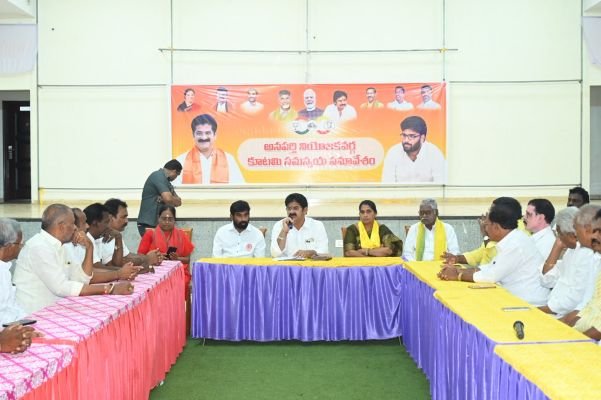 స్థానిక ఎన్నికల్లో కూటమి అభ్యర్థుల విజయమే లక్ష్యంగా సమష్టిగా పనిచేయాలి: ఎమ్మెల్యే నల్లమిల్లి రామకృష్ణారెడ్డి
