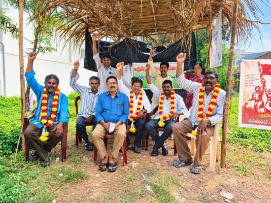  గ్రామ రెవెన్యూ సేవకుల డిమాండ్లను ప్రభుత్వం నెరవేర్చాలి -  సబ్బెళ్ళ కృష్ణారెడ్డి.