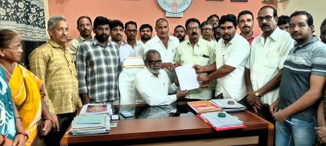  రేషన్ డీలర్ల సమస్యలు పరిష్కరించాలి  తహశీల్దార్‌కు 46 మంది డీలర్ల వినతిపత్రం