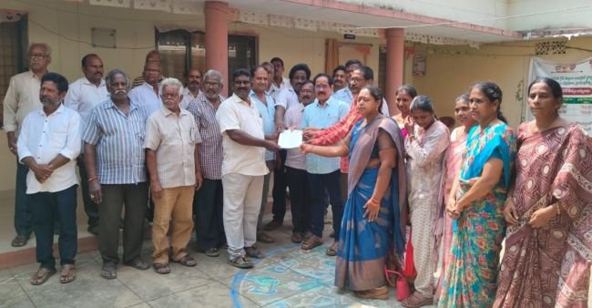 డీలర్ల సమస్యలు పరిష్కరించాలి  తాసిల్దార్ కు వినతి పత్రం అందించిన డీలర్లు