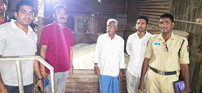 మానకొండూరులో పాత ఇనుప సామాను దుకాణంపై టాస్క్ ఫోర్స్ మెరుపు దాడి: 20 క్వింటాళ్ల రేషన్ బియ్యం స్వాధీనం