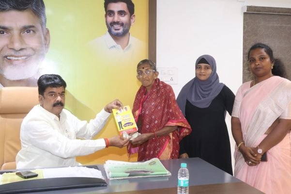 పెన్షన్లు అందని పేదలకు బొండా ఉమా అండ  * సొంత నిధులతో ప్రతినెలా ఆర్థిక సాయం