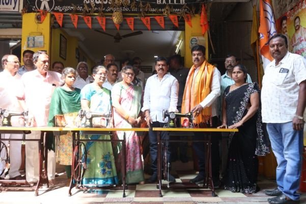 మహిళలకు కుట్టు మిషన్లు, పేదలకు సీఎంఆర్‌ఎఫ్ చెక్కుల పంపిణీ