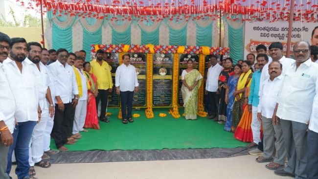 అభివృద్ధి పనులకు బ్రేక్‌ పడనివ్వం   అనంతపురం నగరంలో రూ.6.30 కోట్లతో అభివృద్ధి పనులకు శ్రీకారం   12 ప్రాంతాల్లో ఒకేసారి పనులకు భూమి పూజ.. ఎమ్మెల్యే దగ్గుపాటి ప్రసాద్‌
