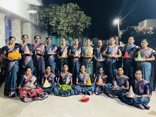 దామరకుంటలో అంబరాన్నంటిన బతుకమ్మ సంబరాలు-కనులపండువగా 21 తీరుల పూల గోపురాల ఆవిష్కరణ
