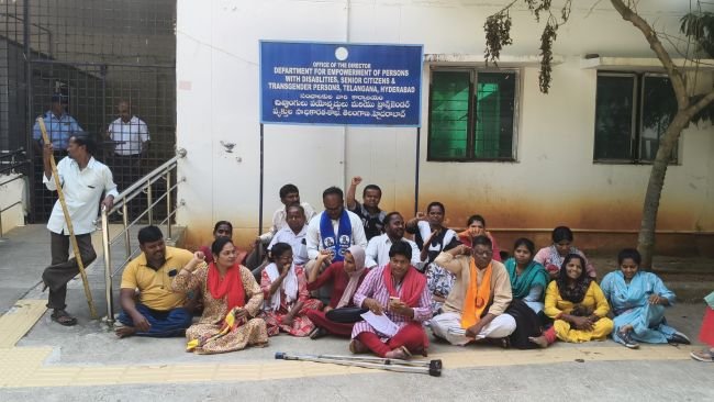 మలక్‌పేటలో దివ్యాంగుల నిరసన
