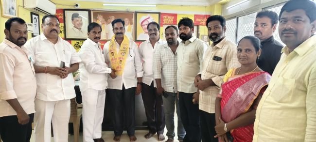 గౌతమి స్కూల్ అధినేత బొల్లా శ్రీనివాసరావు ప్రతిపక్ష వైసీపీ నుండి తెలుగుదేశం పార్టీలోకి 