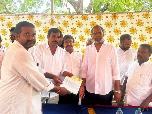 సీఎంఆర్ఎఫ్ చెక్కులు, ఎల్‌ఓసీలు పంపిణీ చేసిన మంత్రి గొట్టిపాటి