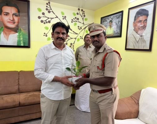 ఎమ్మెల్యేను మర్యాదపూర్వకంగా కలిసిన ఇంకొల్లు ఎస్సై వినోద్‌