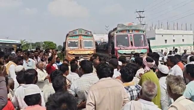 కరెంటు కోతలతో రోడ్డెక్కిన రైతన్న.