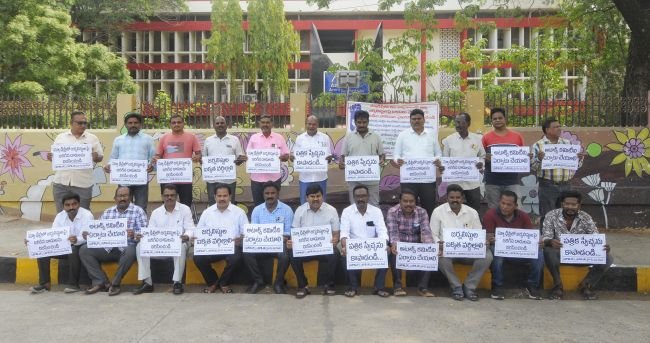 జర్నలిస్టులపై దాడులు అరికట్టాల్సిందే.                          - గొట్టిపాటి నాగేశ్వరరావు ఎస్ వి బ్రహ్మం డిమాండ్.    -బాధ్యులపై కఠిన చర్యలు తీసుకోవాలి.                   -ఒంగోలు కలెక్టరేట్ వద్ద ఏపీడబ్ల్యూజేఎఫ్ ధర్నా.