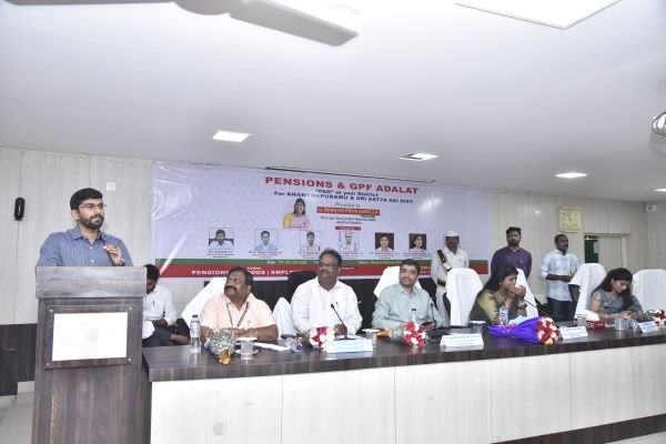 పెన్షనర్ల సమస్యల పరిష్కారానికి ప్రాధాన్యం  జిల్లా కలెక్టర్‌ ఓ. ఆనంద్‌