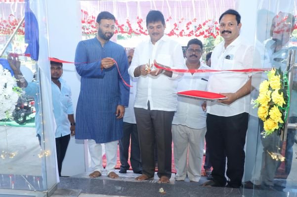 పొన్నూరులో టీవీఎస్ పీయోనీర్ బైక్ షోరూమ్  ను ప్రారంభించిన..........  ఎమ్మెల్యే ధూళిపాళ్ల 