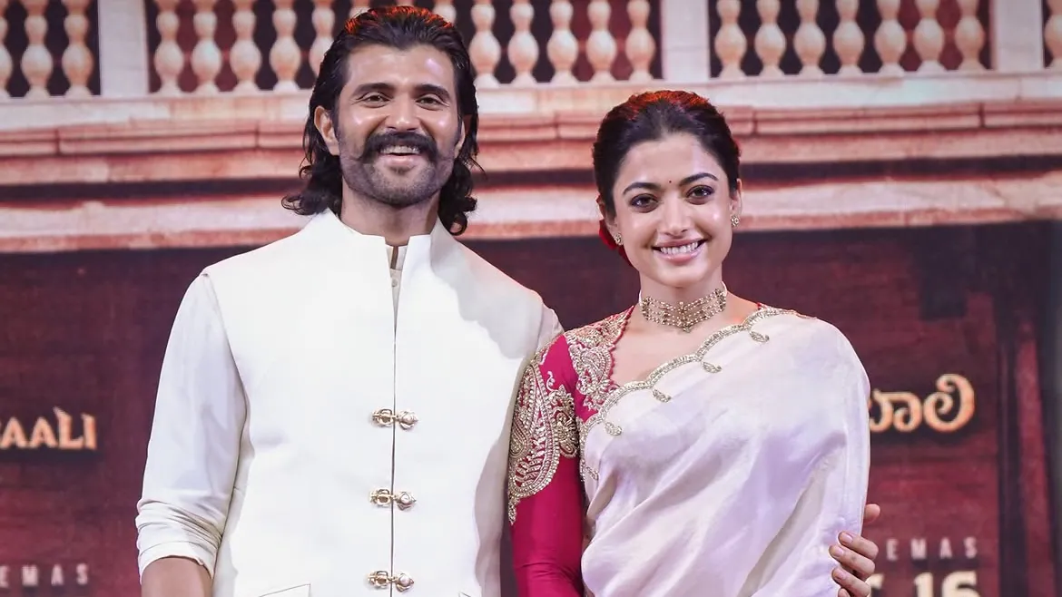 నాలుగు వందల కుటుంబాలను దత్తత తీసుకున్న రష్మిక.. మూడు నెలల నిత్యావసర సరుకులు పంపిణీ!