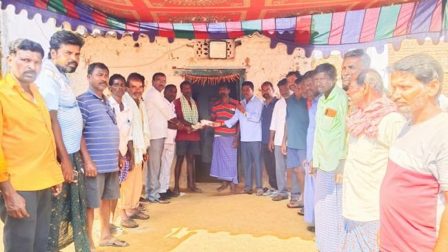 మృతురాలి కుటుంబానికి నాయకుల ఆర్థిక సహాయం