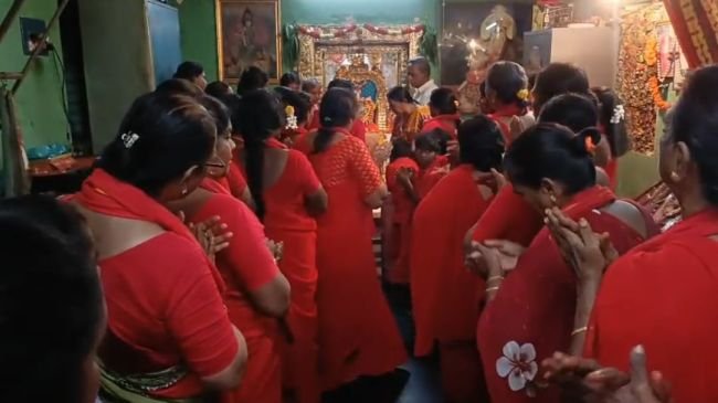 గాయత్రీ దేవిగా దర్శనమిచ్చిన బాల త్రిపుర సుందరీ దేవి