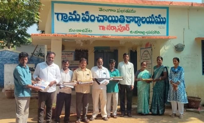 పంచాయతీ సిబ్బందికి దసరా కానుకలు