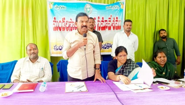 రైతులు ఆరుతడి పంటల వైపు మొగ్గు చూపాలి-సమీక్షా సమావేశంలో మానకొండూరు ఎమ్మెల్యే డా. సత్యనారాయణ
