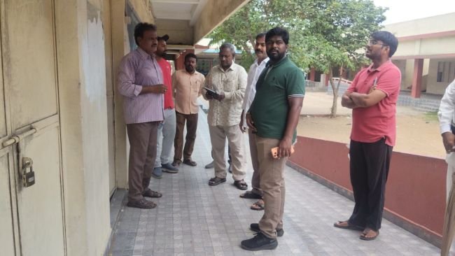 పోలింగ్ బూతలను పరిశీలించిన కమిషనర్