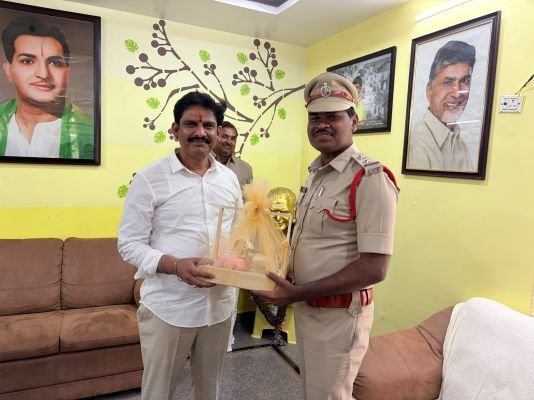 చిన్నగంజాం ఎస్‌ఐ సురేష్‌కు ఎమ్మెల్యే ఏలూరి శుభాకాంక్షలు