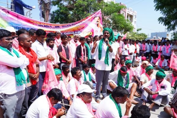 రైతుల కష్టాలు రేవంత్ రెడ్డికి కనిపించడం లేదా? -తిమ్మాజిపేటలో రైతుల మహాధర్నాకు మాజీ ఎమ్మెల్యే మర్రి జనార్దన్ రెడ్డి మద్దతు