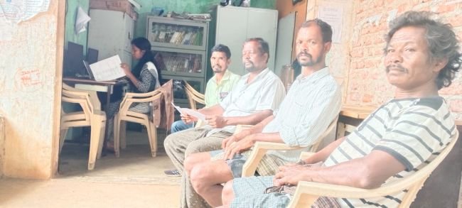 కుల,ఆదాయ ధ్రువీకరణ పత్రాలు రాక ఆందోళన