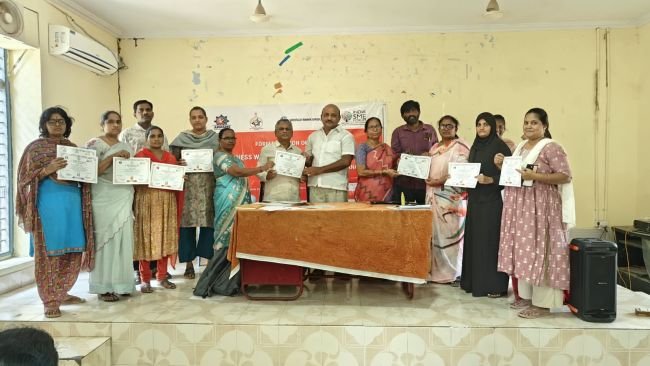వాలంటీర్ టీచర్లకు సర్టిఫికెట్లు పంపిణీ.