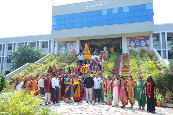 బతుకమ్మ సంబరాలతో మార్మోగిన ప్రియదర్శిని కళాశాల ప్రాంగణం