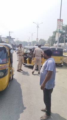 రోడ్లపై అక్రమ పార్కింగ్, ఆక్రమణలు తొలగింపు   నిబంధనలు ఉల్లంఘిస్తే చర్యలు   ఎస్ఐ చంద్రకుమార్