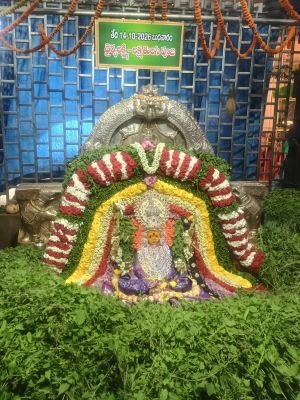 ధైర్యలక్ష్మి అలంకరణలో కనకమహాలక్ష్మి దర్శనం