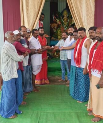 దుర్గామాత శరన్నవరాత్రుల ఉత్సవాలకు ధర్మారం గల్ఫ్ అసోసియేషన్ విరాళం అందజేత
