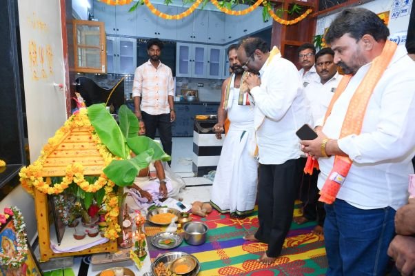 నూతన గృహప్రవేశ కార్యక్రమంలో పాల్గొన్న అనగాని శివప్రసాద్