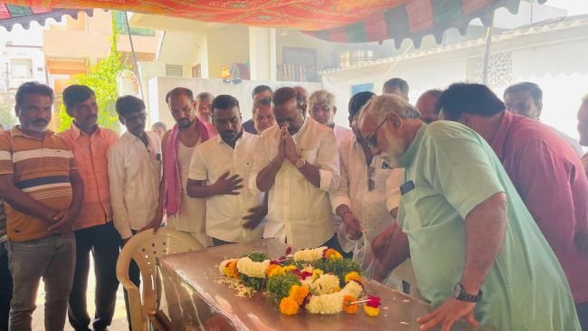 మృతుల కుటుంబాలకు మాజీ ఎంపీ బూర నర్సయ్య గౌడ్ పరామర్శ 