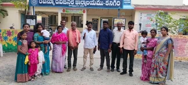 హత్యకు గురైన ప్రకాశం కుటుంబానికి ప్రభుత్వ ఉద్యోగం ఇవ్వాలి 