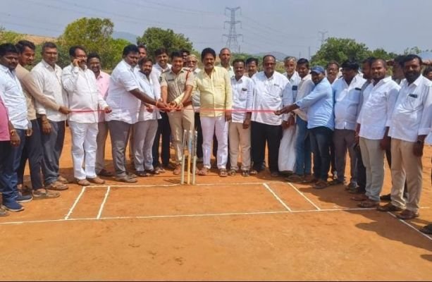 క్రికెట్ టోర్నమెంట్ ప్రారంభించిన ఎస్ఐ వెంకటేశ్వరరెడ్డి: