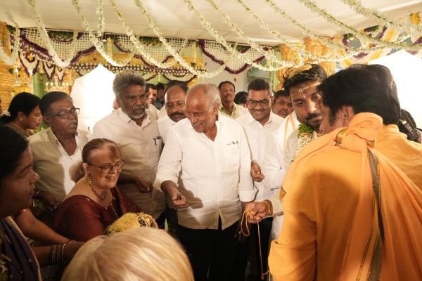 నూతన వధూవరులను ఆశీర్వదించిన సీపీఐ ఎమ్మెల్యే కూనంనేని