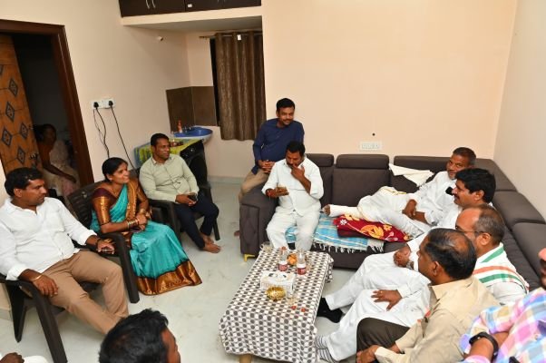 కొమ్ము గోపాల్‌రెడ్డిని పరామర్శించిన ఎమ్మెల్యే మనోహర్‌రెడ్డి