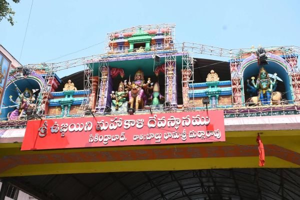 మహంకాళి ఆలయ ఆర్చ్‌పై దాతల పేర్ల వివాదం..!   * రూ.12 లక్షలతో ఆర్చ్ నిర్మిస్తే.. దాతగా మరో పోలీస్ అధికారి పేరు ! అసలైన దాతలకు అన్యాయం !