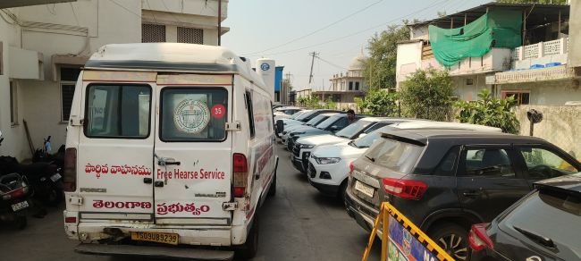 * జనరల్‌ ఆస్పత్రిలో పార్కింగ్‌ కష్టాలు!  * కార్లతో నిండుతున్న ఆస్పత్రి ప్రాంగణం.. *  అంబులెన్సుల రాకపోకలకు అంతరాయం! * అత్యవసర వేళల్లో రోగులకు ఇబ్బందులు తప్పవా? *  ప్రత్యేక పార్కింగ్‌ స్థలం ఏర్పాటు చేయాలని ప్రజల డిమాండ్‌!