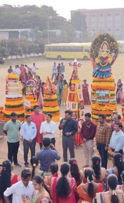 శ్రీ చైతన్య ఇంజినీరింగ్ కళాశాలలో ఘనంగా బతుకమ్మ సంబరాలు