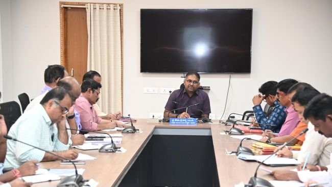 ప్రభుత్వ కార్యాలయాల్లో క్రమశిక్షణతో కూడిన పరిపాలన అందించాలి