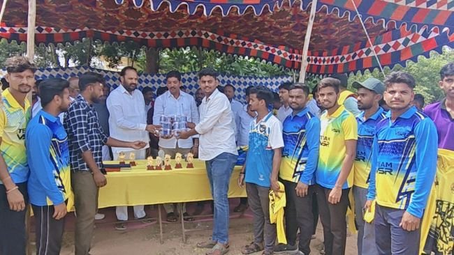 యువత చెడు మార్గంలో వెళ్లకుండా క్రీడలపై మక్కువ చూపాలి...