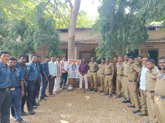 కాంట్రాక్టు కార్మికులకు రూ.5,500...ఆర్జీ-3లో ఐఎన్టీయూసీ పాలాభిషేకం