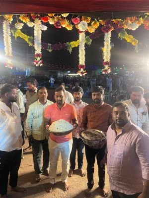 ఎడ్ల కృష్ణారెడ్డి కుటుంబం సభ్యుల ఆధ్వర్యంలో అమ్మవారి మండపం వద్ద ప్రసాదం 