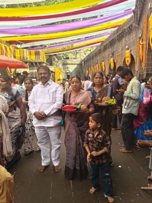 తుల్జా భవాని మాతను దర్శించుకున్న మాజీ మార్కెట్ కమిటీ చైర్మన్ విఠల్ నాయక్ కుటుంబం
