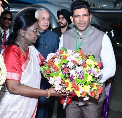 విజయవాడ అంతర్జాతీయ విమానాశ్రయమునకు చేరుకున్న భారత రాష్ట్రపతి ద్రౌపది ముర్ము