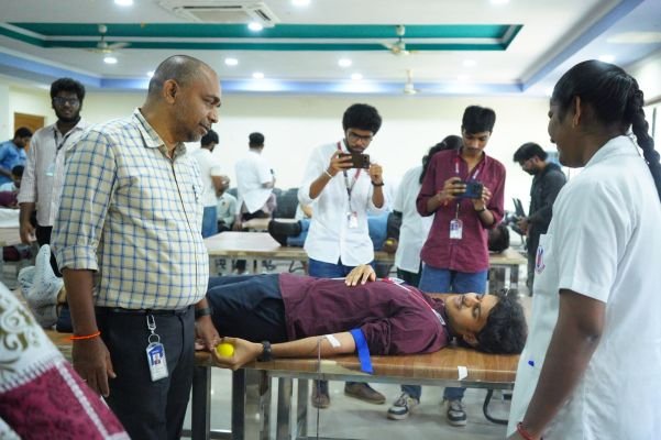 రక్తదానం ప్రాణదానంతో సమానం.. అనురాగ్‌ వర్సిటీలో 200 మంది రక్తదానం