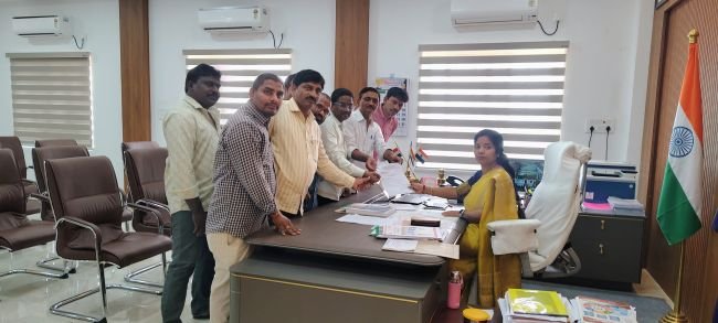 జర్నలిస్టులపై జరుగుతున్న దాడులను నివసిస్తూ కలెక్టర్ కు వినతి. 